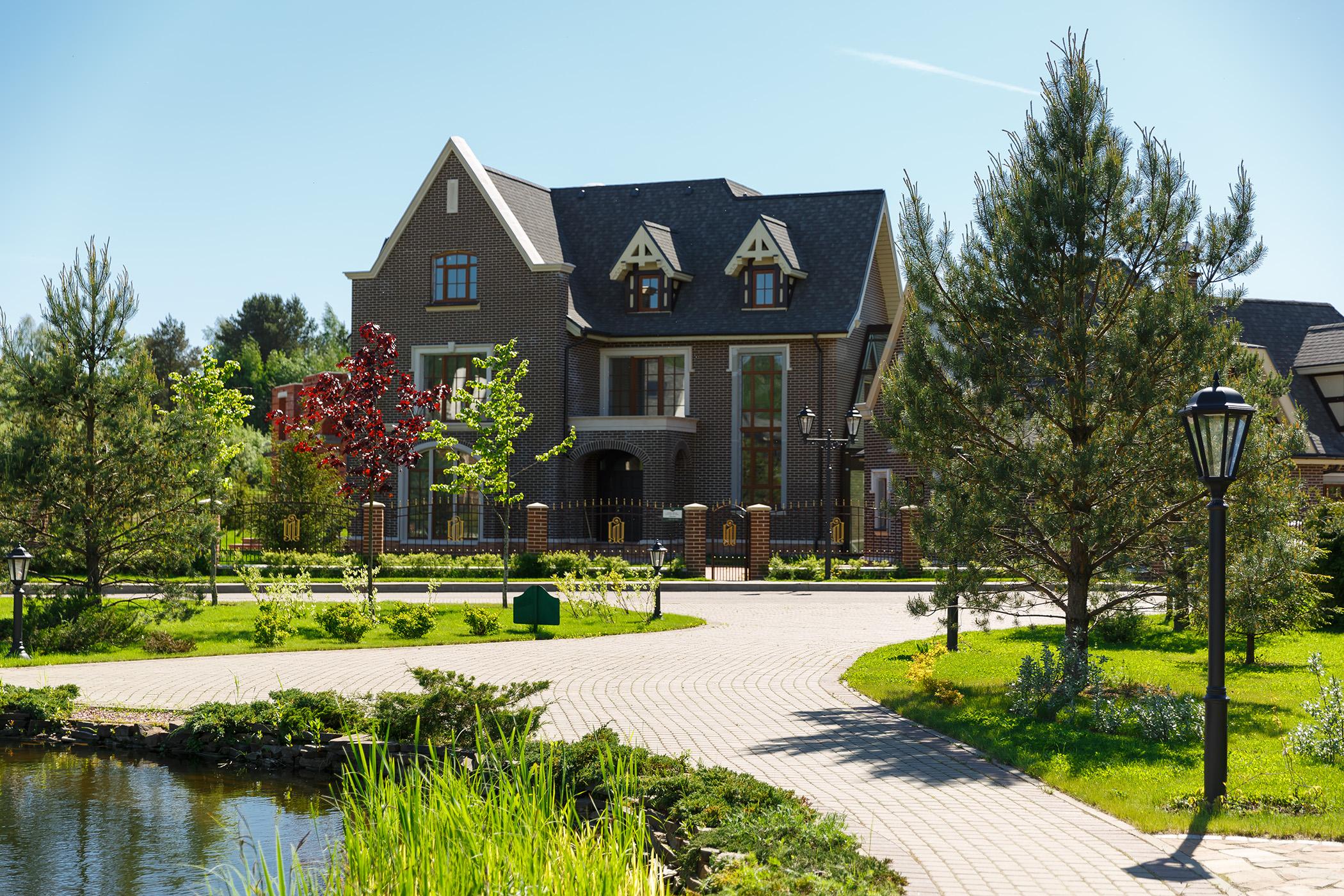 На какие классы делятся коттеджные поселки и как выбрать свой